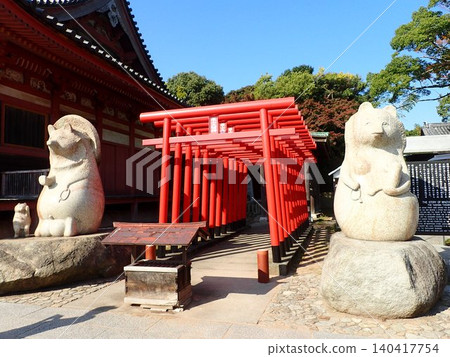 Yashima-ji Temple is a Shingon sect temple of the Omuro school located on the southern peak of Yashima in Takamatsu City, and was founded by the monk Eiun Risshi of the Kaidan-in of Todai-ji Temple. Yashima-ji Temple is a Shingon sect temple of the Omuro school located on the southern peak of Yashima in Takamatsu City, and was founded by the monk Eiun Risshi of the Kaidan-in of Todai-ji Temple. 140417754