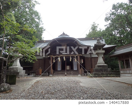 位於香川縣高松市的岩部八幡神社以其巨大的銀杏樹而聞名,據說建於奈良時代。 位於香川縣高松市的岩部八幡神社以其巨大的銀杏樹而聞名,據說建於奈良時代。 140417880
