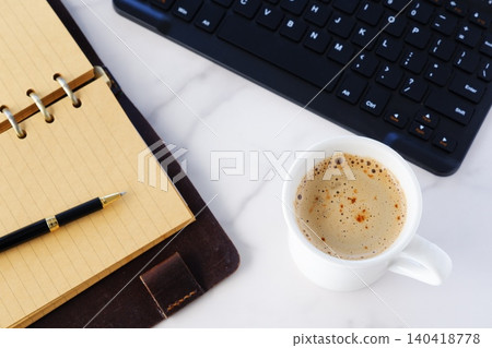 影像顯示,一名工作人員在辦公桌前工作,打開環形系統整理器,喝著咖啡(拿鐵咖啡),在電腦前進行案頭工作 影像顯示,一名工作人員在辦公桌前工作,打開環形系統整理器,喝著咖啡(拿鐵咖啡),在電腦前進行案頭工作 140418778