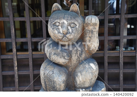 Beckoning cat 140420092