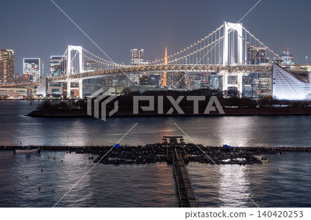 從台場眺望彩虹橋和東京鐵塔的夜景 從台場眺望彩虹橋和東京鐵塔的夜景 140420253