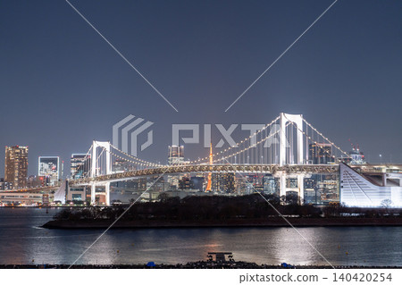 從台場眺望彩虹橋和東京鐵塔的夜景 140420254