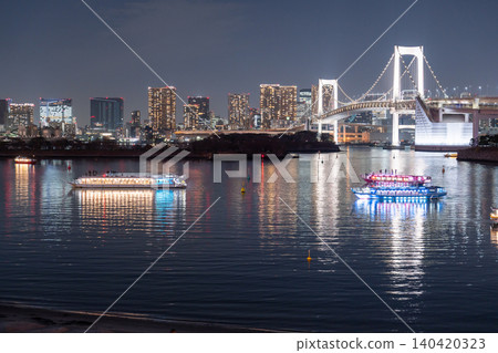 從台場海濱公園看到的彩虹橋夜景 從台場海濱公園看到的彩虹橋夜景 140420323