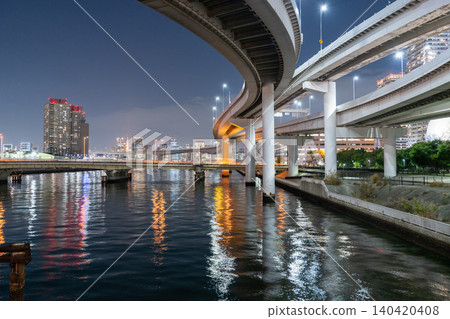 從台場眺望夜幕下的首都高速公路和東京灣地區。 從台場眺望夜幕下的首都高速公路和東京灣地區。 140420408