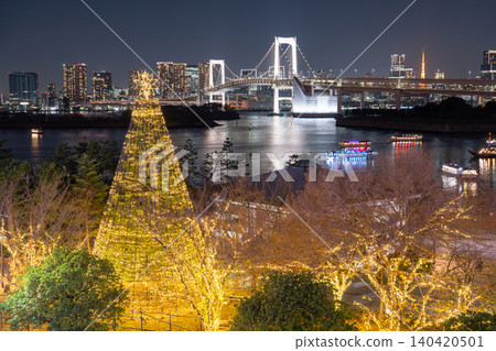 台場的燈光秀和彩虹橋的夜景 台場的燈光秀和彩虹橋的夜景 140420501