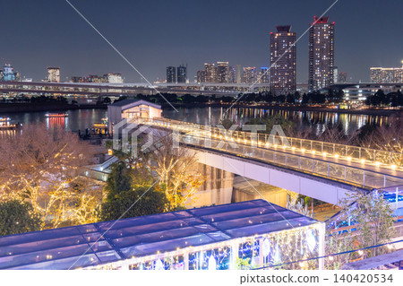 台場的燈光和東京灣的夜景。 台場的燈光和東京灣的夜景。 140420534