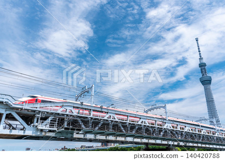 東武浪漫特快列車駛過隅田川,東京晴空塔在遠處巍然聳立。 東武浪漫特快列車駛過隅田川,東京晴空塔在遠處巍然聳立。 140420788