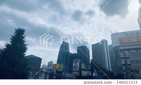 陰天下的新宿摩天大樓與城市景觀 140421315