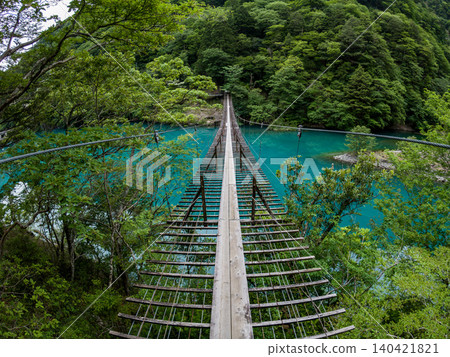 A view overlooking the emerald green lake surface from the "Dream Suspension Bridge" in Sumatakyo Gorge, Kawanehoncho, Shizuoka Prefecture. 140421821