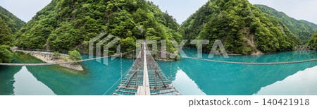 從靜岡縣川根本町須摩多峽的「夢幻吊橋」俯瞰碧綠的湖面。 從靜岡縣川根本町須摩多峽的「夢幻吊橋」俯瞰碧綠的湖面。 140421918