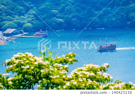 [Kanagawa Prefecture] A sightseeing boat arrives at Kojiri Port on Lake Ashinoko in Hakone. 140423138