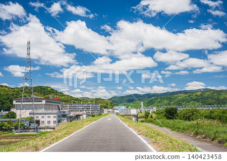 Cycling path along the Kizu River embankment, Yawata City, Kyoto Prefecture 140423458