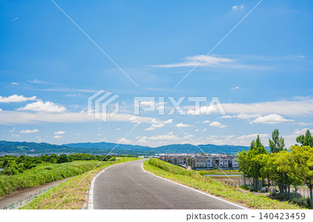 Cycling path along the Kizu River embankment, Yawata City, Kyoto Prefecture Cycling path along the Kizu River embankment, Yawata City, Kyoto Prefecture 140423459