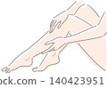一位女士正在按摩腿部。 140423951