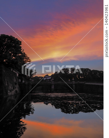 夕陽西下，映照著皇宮二重橋上空的天空，色彩斑斕。 140423961