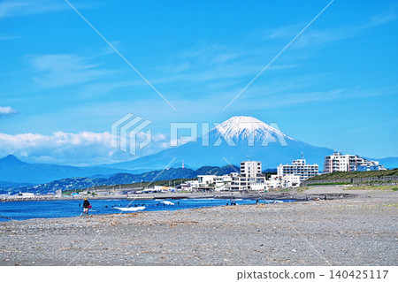 Mount Fuji as seen from Chigasaki Beach, with people enjoying their holiday (Spring, May) Mount Fuji as seen from Chigasaki Beach, with people enjoying their holiday (Spring, May) 140425117
