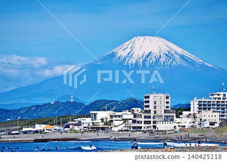 Mount Fuji as seen from Chigasaki Beach, with people enjoying their holiday (Spring, May) Mount Fuji as seen from Chigasaki Beach, with people enjoying their holiday (Spring, May) 140425118
