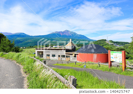 宮崎縣都城市高千穗農場生質發電廠和高千穗山 宮崎縣都城市高千穗農場生質發電廠和高千穗山 140425747