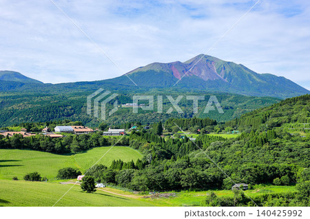 從宮崎縣都城市高千穗牧場眺望高千穗山 從宮崎縣都城市高千穗牧場眺望高千穗山 140425992