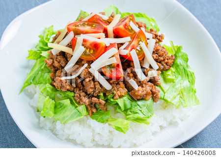 一張沖繩特色菜——塔可飯的照片，塔可飯裡有起司、生菜和番茄。 140426008