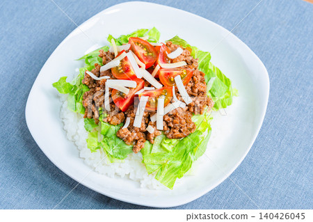 一張沖繩特色菜——塔可飯的照片，塔可飯裡有起司、生菜和番茄。 140426045