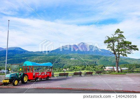 從宮崎縣都城市高千穗牧場眺望高千穗山 從宮崎縣都城市高千穗牧場眺望高千穗山 140426056