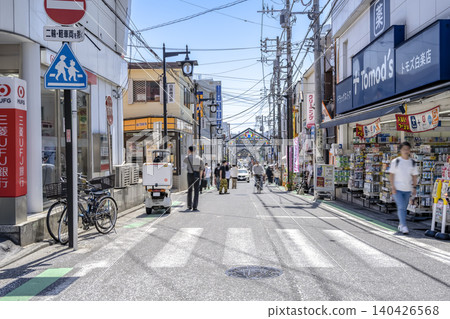 六角橋商店街主街及商店街入口的街景。白樂站週邊商業區風貌。 140426568