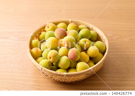 2kg of Kishu Nanko plums in a colander 2kg of Kishu Nanko plums in a colander 140426774