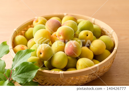 2 kg of Kishu Nanko plums served in a basket 2 kg of Kishu Nanko plums served in a basket 140426777