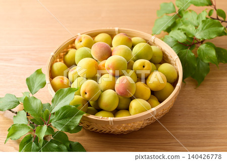 2 kg of Kishu Nanko plums served in a basket 2 kg of Kishu Nanko plums served in a basket 140426778