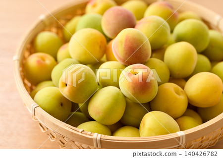 2kg of Kishu Nanko plums in a colander 140426782