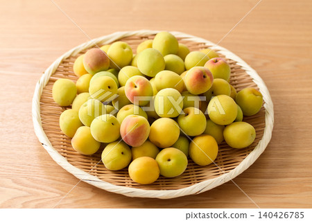 2 kg of Kishu Nanko plums served in a basket 2 kg of Kishu Nanko plums served in a basket 140426785