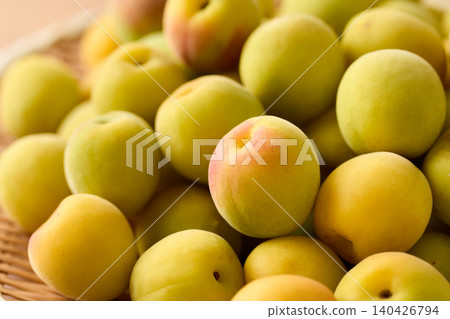 Kishu Nanko plums served in a basket 140426794