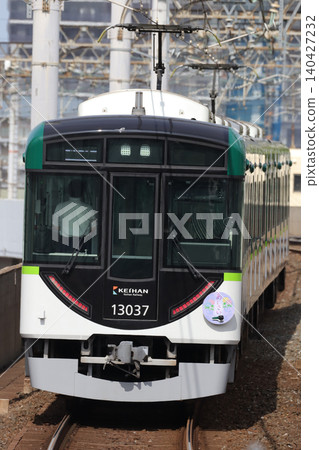 Keihan 13000 series (13037F) deadheading, with hydrangea headmark. Keihan 13000 series (13037F) deadheading, with hydrangea headmark. 140427232