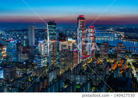 Stunning skyline of Yeouido financial district skyscrapers at sunset during early summer in Seoul, South Korea Stunning skyline of Yeouido financial district skyscrapers at sunset during early summer in Seoul, South Korea 140427530