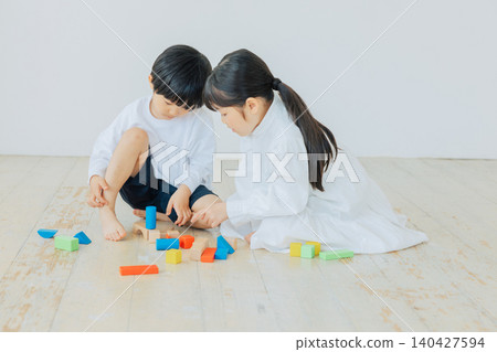孩子們玩積木 140427594