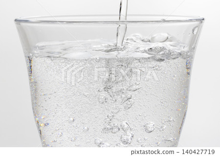 將碳酸水倒入玻璃杯中 140427719