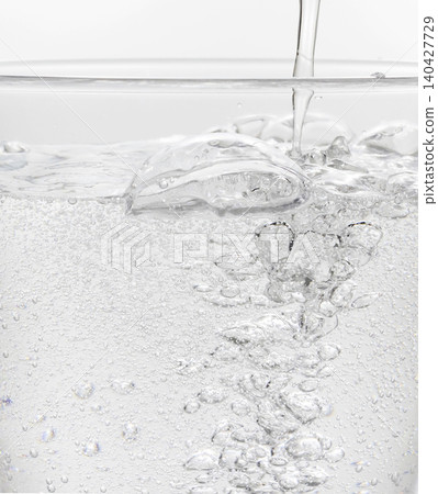 Pour carbonated water into the glass Pour carbonated water into the glass 140427729
