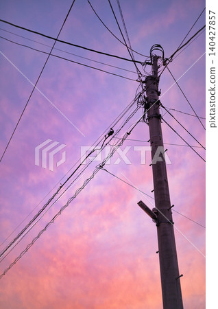 日落天空和電線桿 日落天空和電線桿 140427857