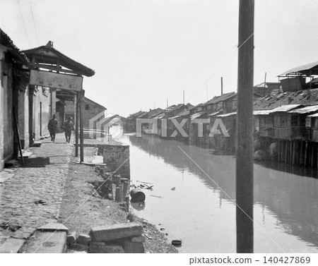 老照片,1937-1945 年,中華民國時期,第二次中日戰爭:日本士兵在南京或上海的河邊居民區巡邏。 老照片,1937-1945 年,中華民國時期,第二次中日戰爭:日本士兵在南京或上海的河邊居民區巡邏。 140427869