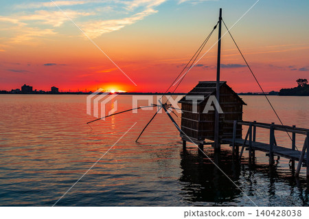 夕陽西下,映照著多哥湖,湖面泛著絢麗的色彩。 夕陽西下,映照著多哥湖,湖面泛著絢麗的色彩。 140428038