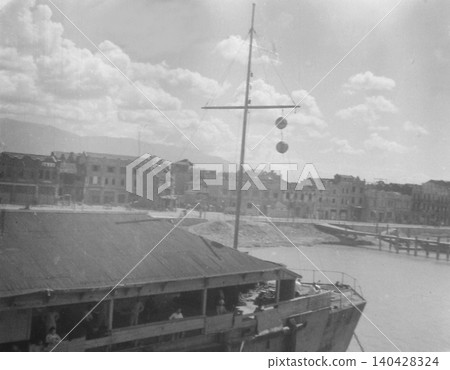 1937-1945 年中華民國時期（第二次中日戰爭）的老照片，展現了南京或上海沿河的街景。 140428324