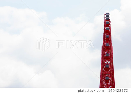 右側是梅田紅色摩天輪的輪廓。留有文字空間。 140428372