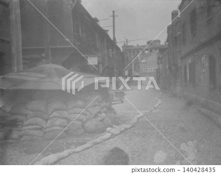 1937-1945 年的老照片，展現了第二次中日戰爭期間中華民國南京或上海的戰場。 140428435