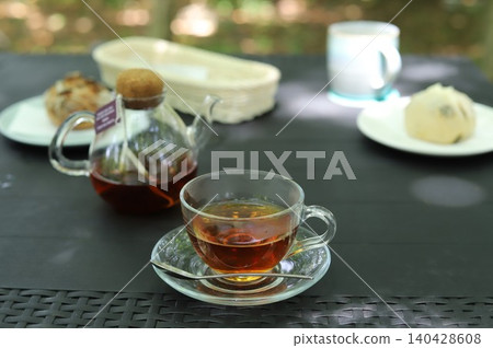 在咖啡館享用下午茶 在咖啡館享用下午茶 140428608