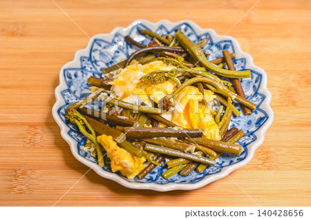 Stir-fried bracken and egg, seasoned with salt. Stir-fried bracken and egg, seasoned with salt. 140428656
