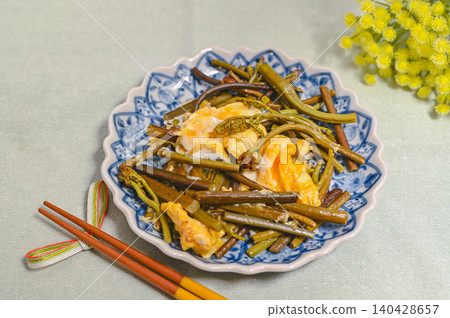蕨菜和雞蛋用鹽翻炒。 蕨菜和雞蛋用鹽翻炒。 140428657