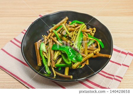 Stir-fried bracken and bell peppers with salt Stir-fried bracken and bell peppers with salt 140428658