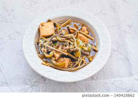 咖哩配蕨菜和炸豆腐 140428662