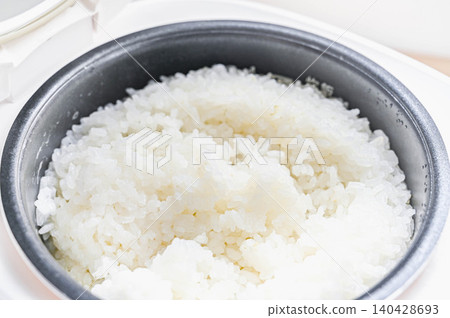 用電飯煲煮出的蓬鬆、完美的白米飯 用電飯煲煮出的蓬鬆、完美的白米飯 140428693